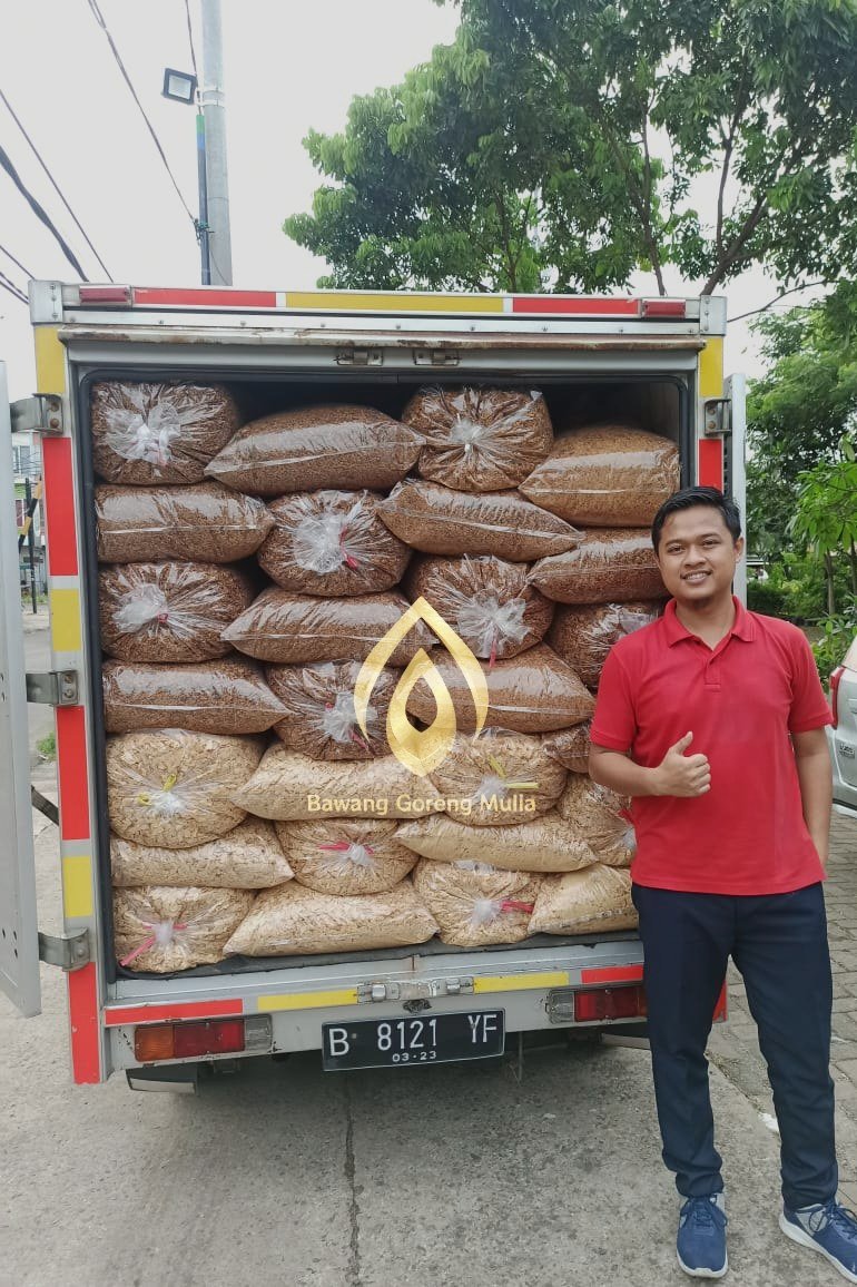 Truk boks penuh karung bawang goreng