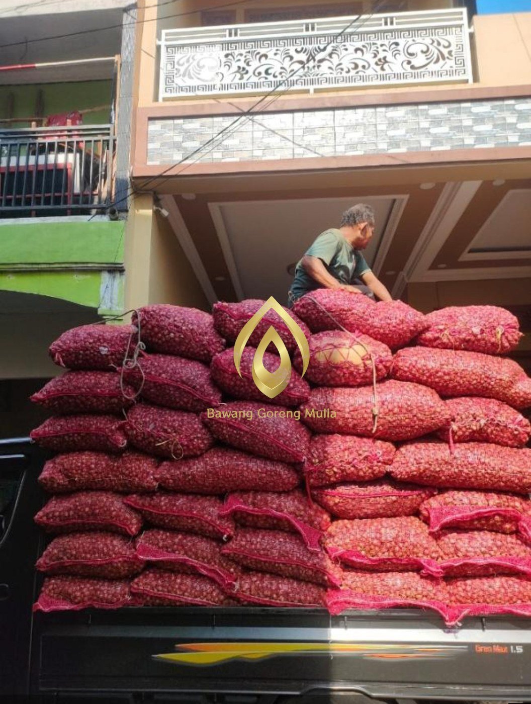 Tumpukan karung bawang merah di atas truk