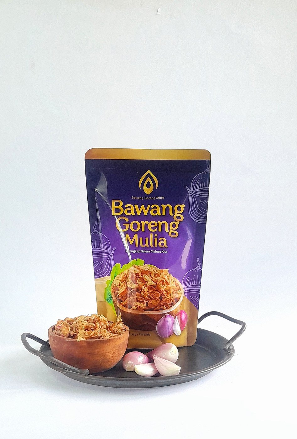 Kemasan pouch Bawang Goreng Mulia di atas nampan bersama semangkuk bawang goreng
