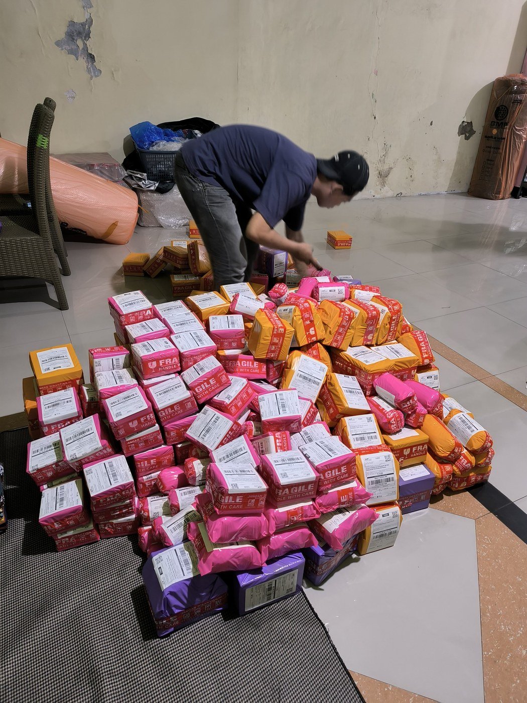 Tumpukan paket pesanan yang sedang disortir