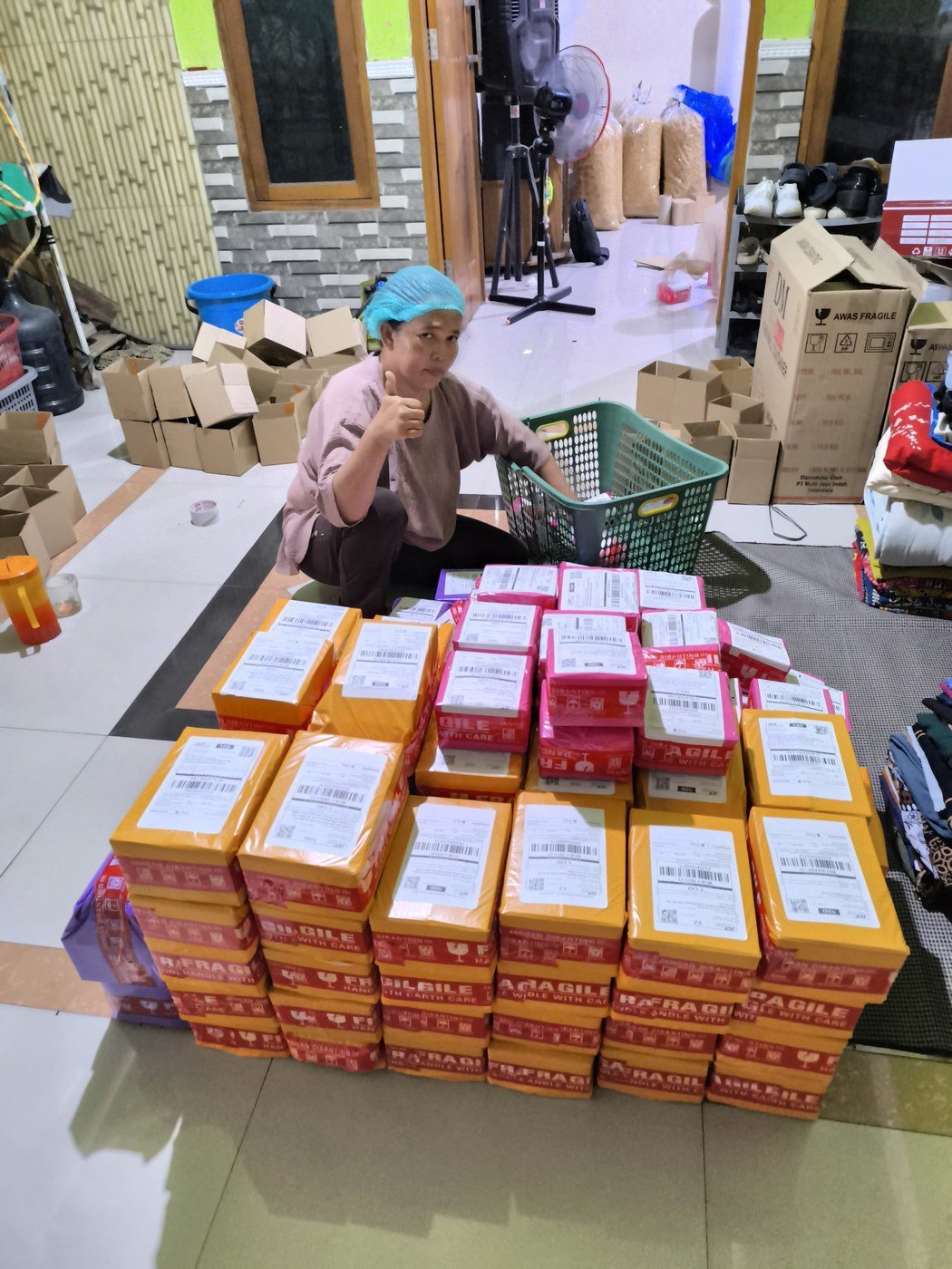 Anggota tim Mulia mengemas paket pesanan